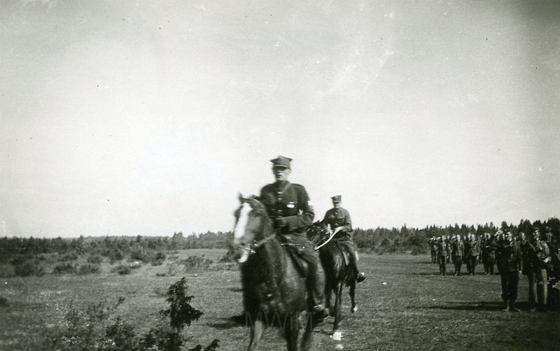 KKE 4853.jpg - Fot. V batalion AK. Podczas przeglądu V batalionu AK okręgu Nowogródzkiego. Od lewej: pierwszy na koniu gen. „Wilk”, VII 1944 r.